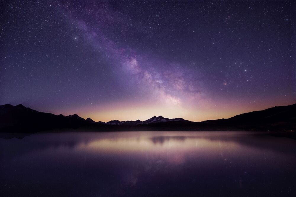 Im Juni herrschten vor allem Schönwetterphasen vor. Blick am 28. Juni über den Totensee VS auf dem Grimselpass, wo sich die Milchstrasse auf der Seeoberfläche spiegelt. (Foto: Andreas Walker)